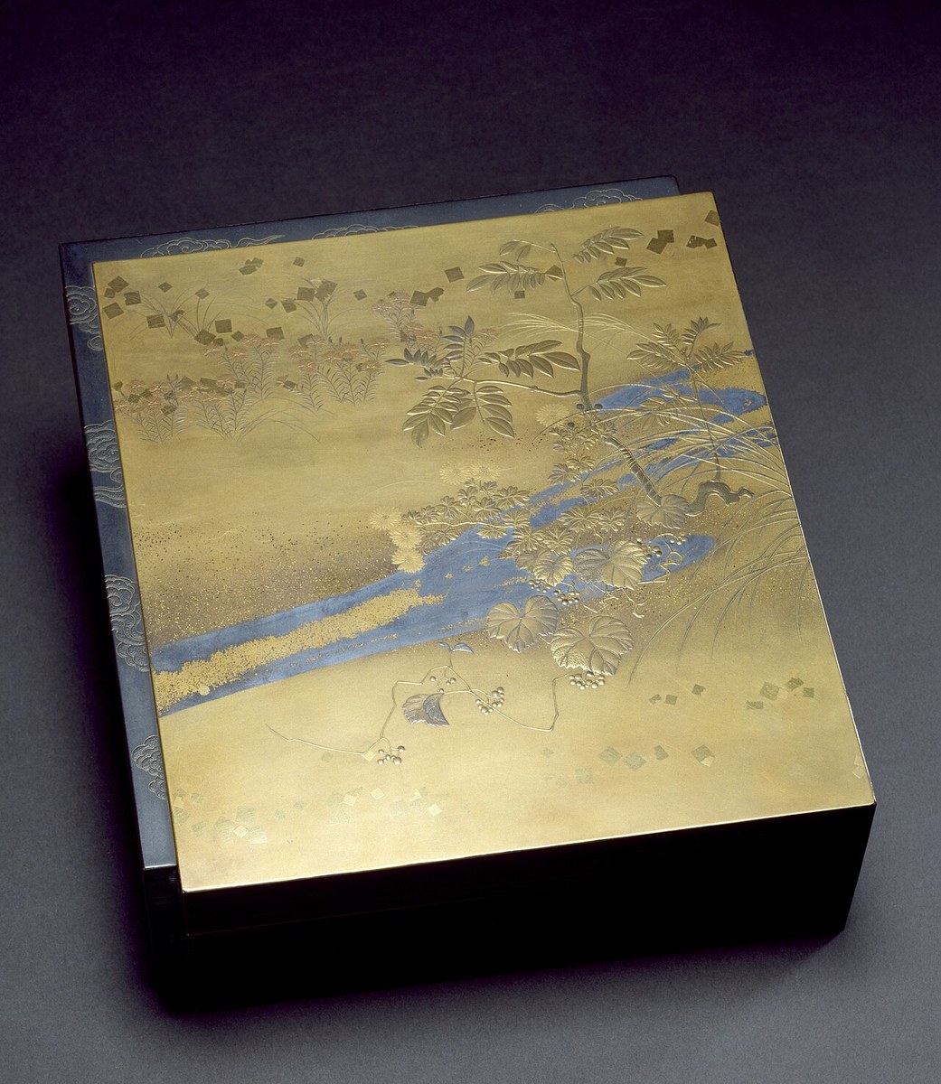 池田泰真《诗笺盒》，金银色的纸笺形纹样交叠于盒盖