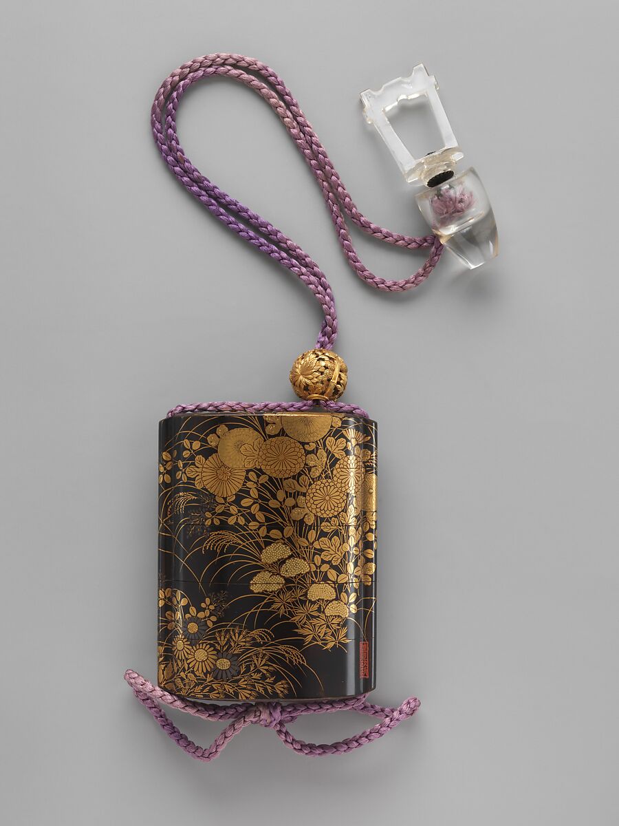 盐见政诚秋花纹印笼，金银色花草铺满黑漆面