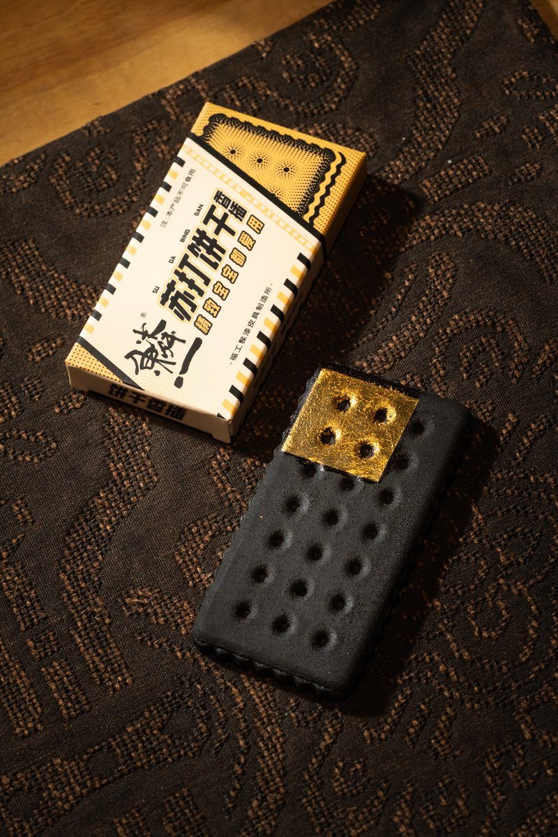 玄墨金箔苏打饼干香承与包装