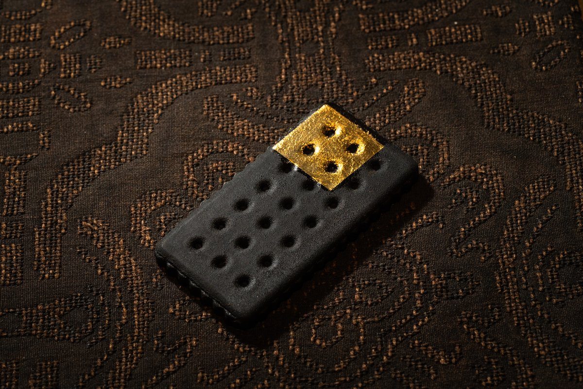 玄墨金箔配色苏打饼干香承成品