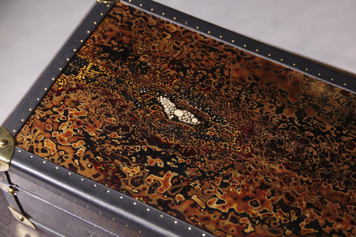 Close view of the black, gold and red lacquer surface