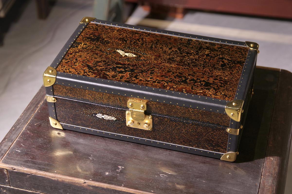 Overall exterior of the lacquered shagreen presentation box