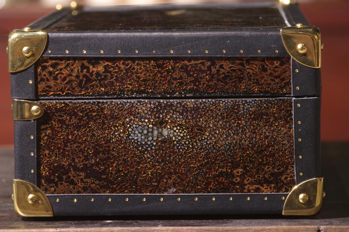 Right side of the lacquered shagreen box