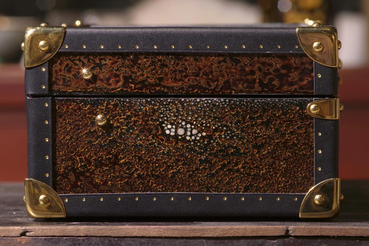 Left side of the lacquered shagreen box