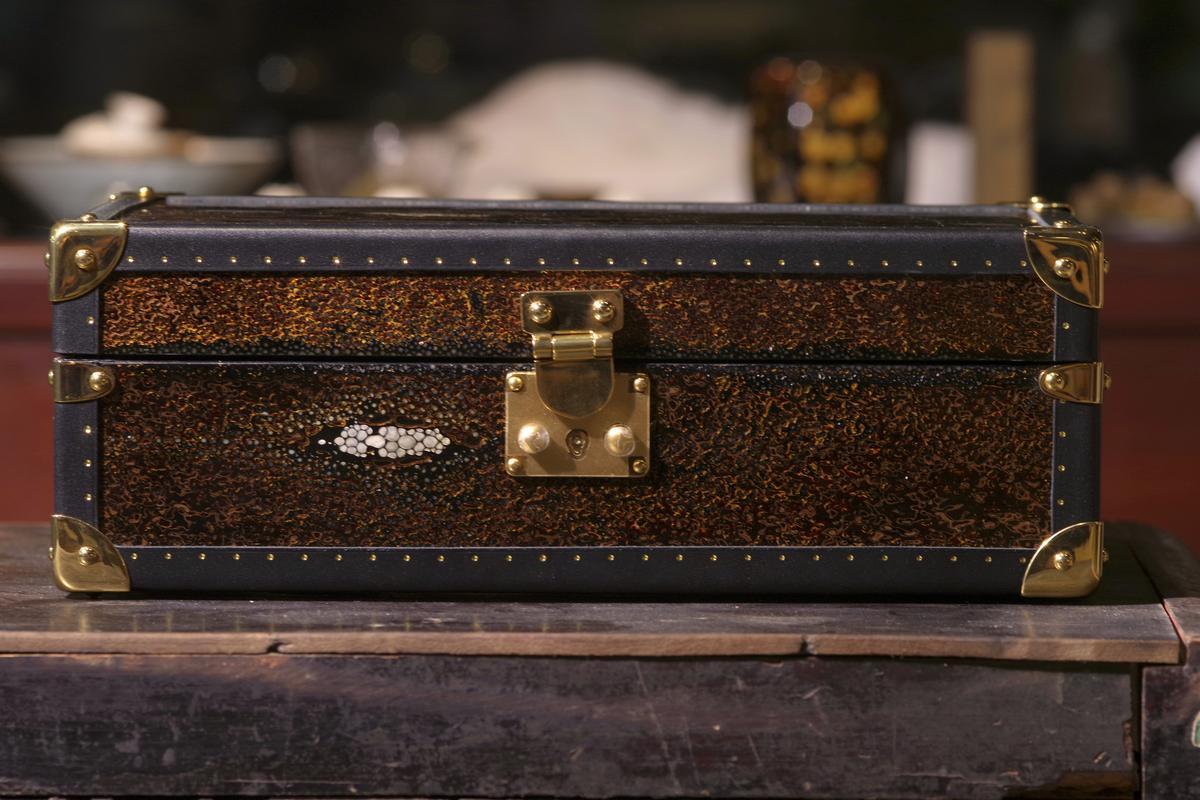 Front view of the lacquered shagreen box