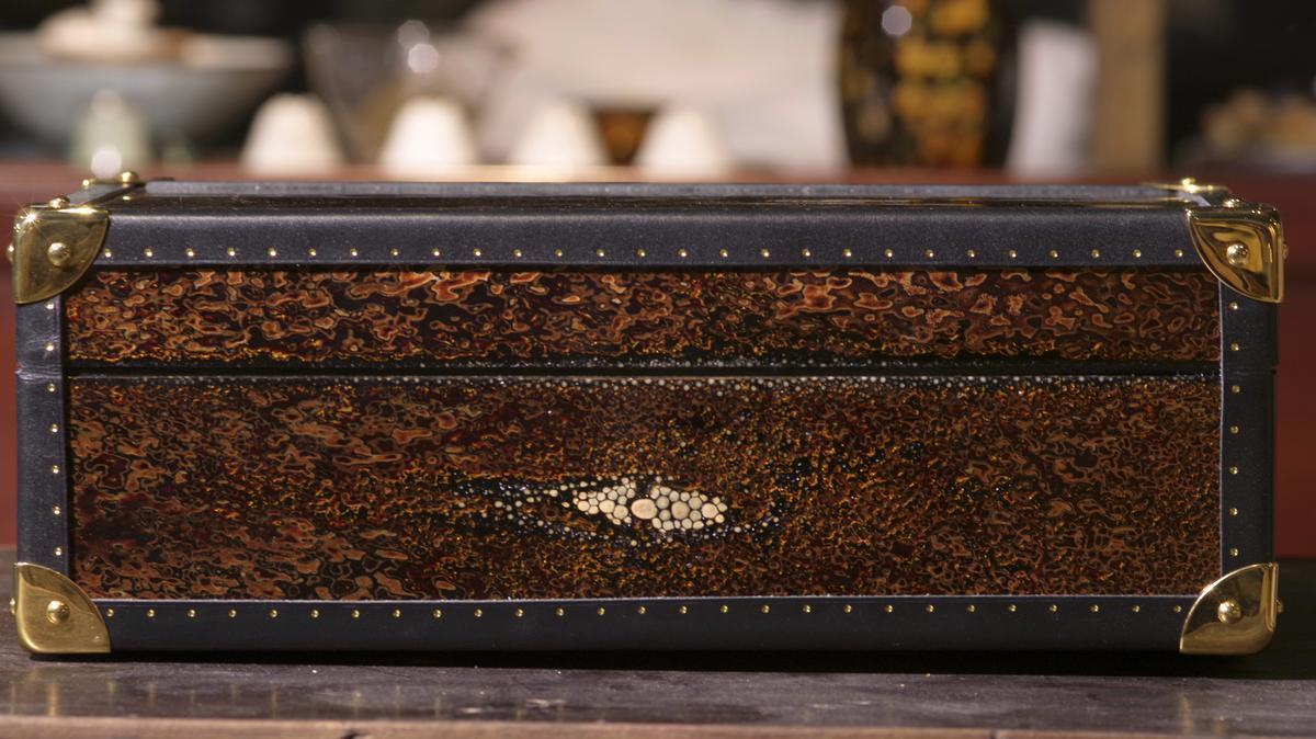Rear view of the lacquered shagreen box