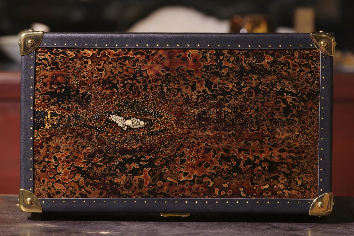 Top view of the lacquered shagreen box